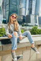 jong hipster vrouw in gewoontjes kleding hebben pret luisteren naar muziek- foto