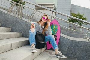 jong hipster vrouw in straat met balans bord foto