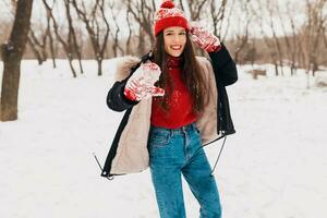 glimlachen vrouw hebben pret in winter park foto