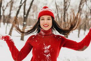 glimlachen vrouw hebben pret in winter park foto