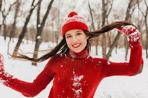 glimlachen vrouw hebben pret in winter park foto