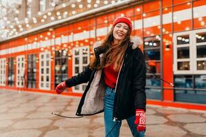 vrouw hebben pret in Kerstmis straat foto