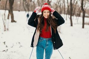 glimlachen vrouw hebben pret in winter park foto