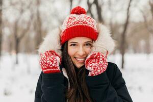 glimlachen vrouw hebben pret in winter park foto