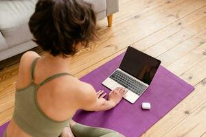 jong mooi vrouw aan het doen yoga Bij huis foto