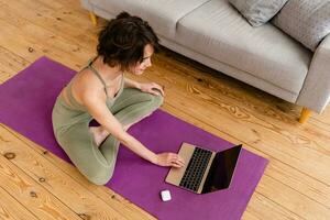 jong mooi vrouw aan het doen yoga Bij huis foto