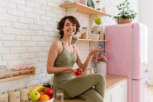 gezond slank vrouw in keuken in de ochtend, eetpatroon voedsel welzijn foto