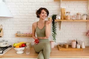 gezond slank vrouw in keuken in de ochtend, eetpatroon voedsel welzijn foto