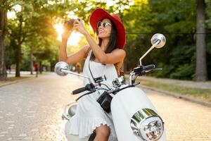 aantrekkelijk vrouw rijden Aan motor in straat foto