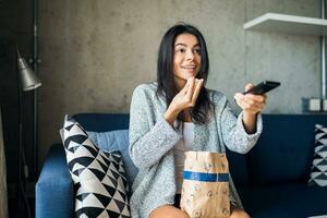 jong aantrekkelijk vrouw in gewoontjes kleding ontspannende Bij huis foto