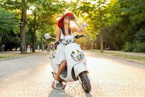 aantrekkelijk vrouw rijden Aan motor in straat foto