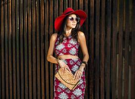 elegant mooi vrouw in gedrukt kleding, zomer stijl mode foto