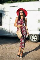 elegant mooi vrouw in gedrukt kleding, zomer stijl mode foto