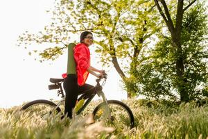 vrouw aan het doen sport- in ochtend- foto