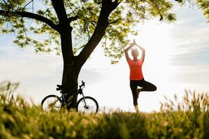 vrouw aan het doen sport- in ochtend- foto