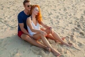 jong paar in liefde gelukkig Aan zomer strand samen hebben pret foto