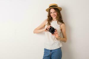 jong mooi vrouw in zomer vakantie stijl kleding Holding wijnoogst foto camera