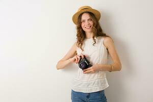 jong mooi vrouw in zomer vakantie stijl kleding Holding wijnoogst foto camera