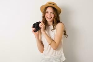 jong mooi vrouw in zomer vakantie stijl kleding Holding wijnoogst foto camera