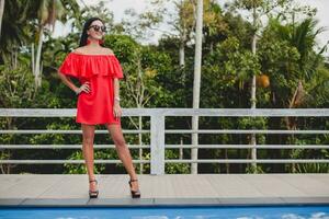 jong elegant vrouw in rood zomer jurk foto