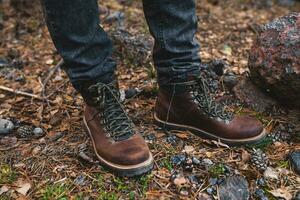 jong hipster Mens wandelen in bergen, winter vakantie foto