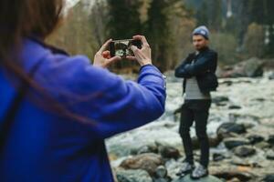 jong hipster paar in liefde Aan winter vakantie in bergen foto