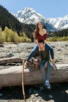 jong hipster paar in liefde Aan winter vakantie in bergen foto