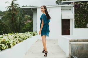 jong elegant mooi vrouw in blauw jurk, zomer mode neiging foto