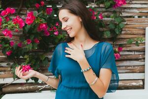 jong elegant mooi vrouw in blauw jurk, zomer mode neiging foto