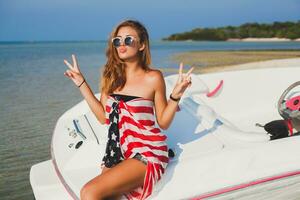 gelukkig vrouw verpakt in Amerikaans vlag foto