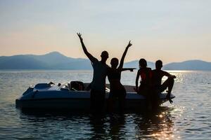 gelukkig bedrijf van vrienden Aan zomer vakantie foto