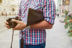 jong knap hipster Mens wandelen met foto camera