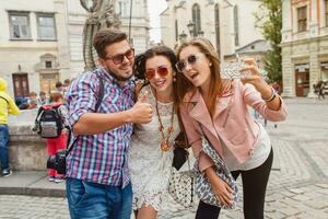 jong hipster bedrijf van vrienden op reis foto