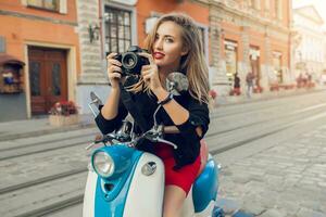 jong mooi hipster vrouw rijden met foto camera Aan motor