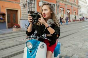 jong mooi hipster vrouw rijden met foto camera Aan motor