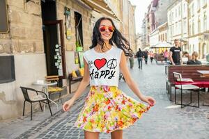 jong mooi hipster vrouw wandelen Aan oud stad straat foto