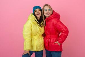 mooi Dames vrienden in kleurrijk naar beneden jasje foto