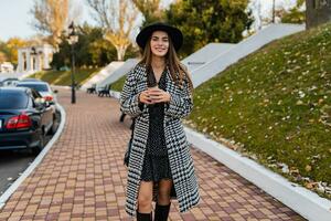 aantrekkelijk jong vrouw wandelen in herfst vervelend jas foto