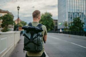 knap hipster Mens wandelen in straat foto