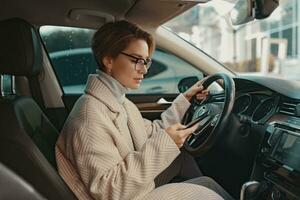 aantrekkelijk elegant vrouw zittend in auto gekleed in jas foto