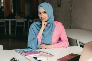 modern moslim vrouw in hijab in kantoor kamer foto