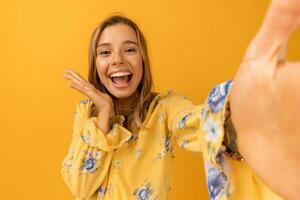 mooi aantrekkelijk glimlachen vrouw in geel overhemd glimlachen gelukkig gezicht foto