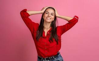 spaans mooi vrouw in rood overhemd foto