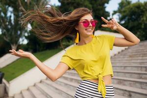 jong elegant vrouw hebben pret in stad park, zomer stijl mode neiging foto