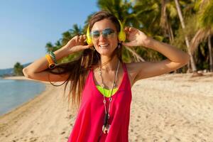 jong hipster mooi vrouw, tropisch strand foto