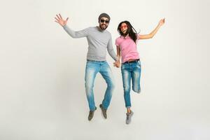 hipster elegant paar jumping mooi glimlachen emotioneel vrouw en Mens foto