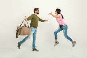 paar glimlachen vrouw en Mens in sweater met reizen zak foto