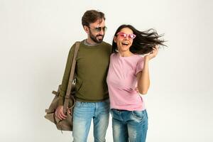 paar glimlachen vrouw en Mens in sweater met reizen zak foto