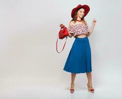 elegant vrouw in zomer kleding geïsoleerd poseren in mode neiging geïsoleerd foto