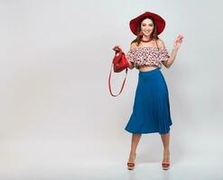 elegant vrouw in zomer kleding geïsoleerd poseren in mode neiging geïsoleerd foto